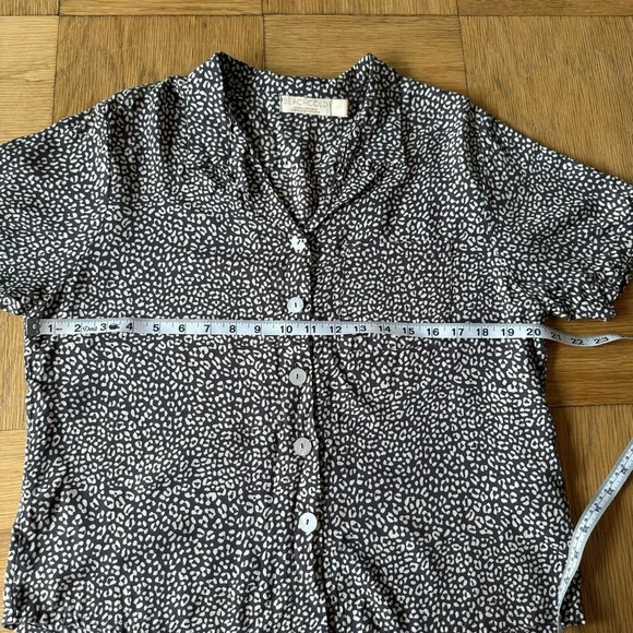 BEACHGOLD Anthropologie Medium Button Down Rayon Animal Print Abstract - Picture 7 of 8